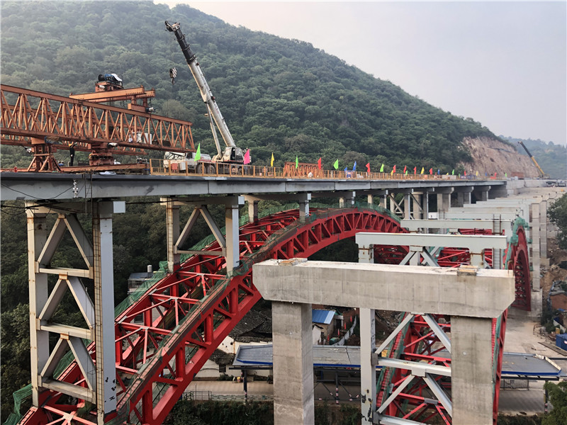 澄川高速公路玉带大桥左幅及海门1号大桥右幅顺利架设完成 云南交投集团公路建设有限公司